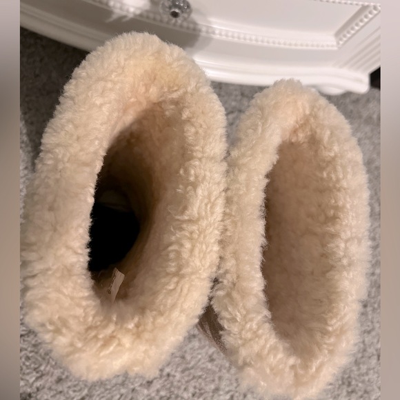 PRE-OWNED MICHAEL KORS WINTER BOOTS. - Picture 4 of 4